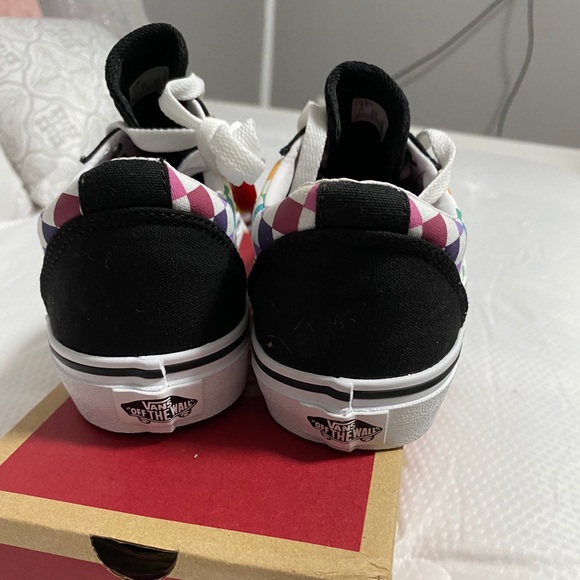 Party Check Vans - Picture 4 of 7